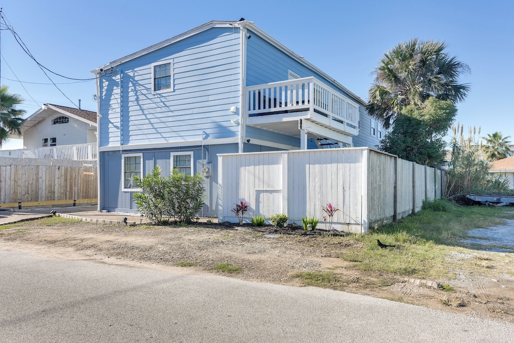 Galveston Getaway w Shared Yard Walk to Seawall - photo 28