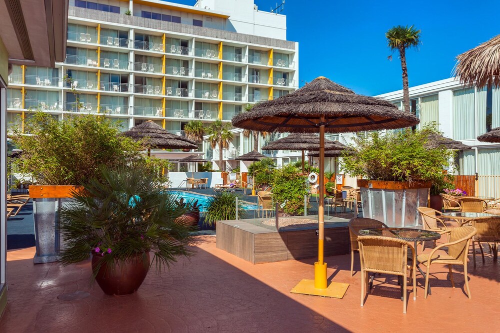 El Tropicano Riverwalk Hotel - photo 40
