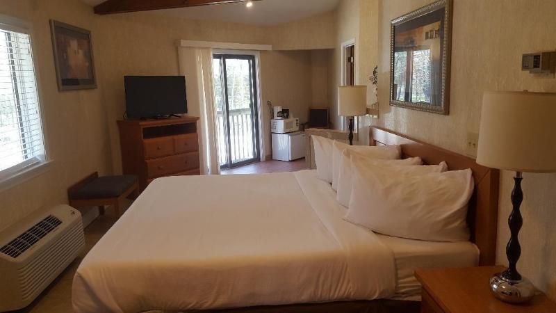Cedar Park Inn & Whirlpool Suites - photo 9
