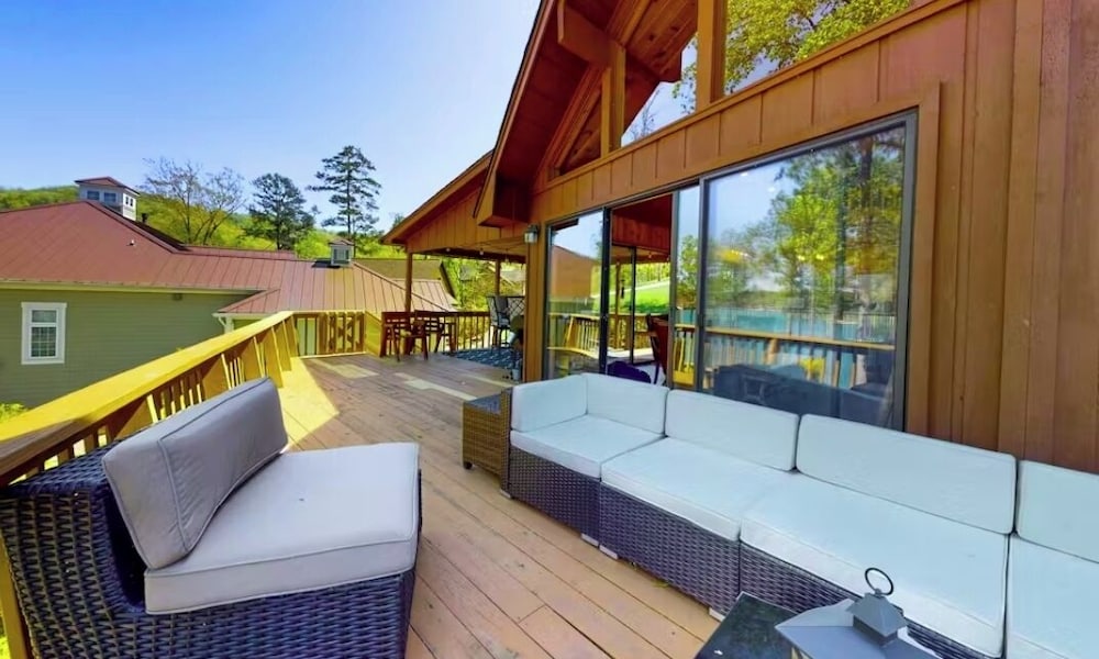 Norris Lake Cabin Dock Kayaks Games 22325662 — Jacksboro