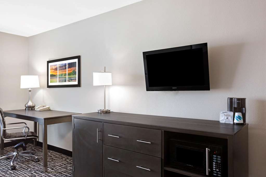 La Quinta Inn & Suites by Wyndham Pharr North McAllen - photo 17