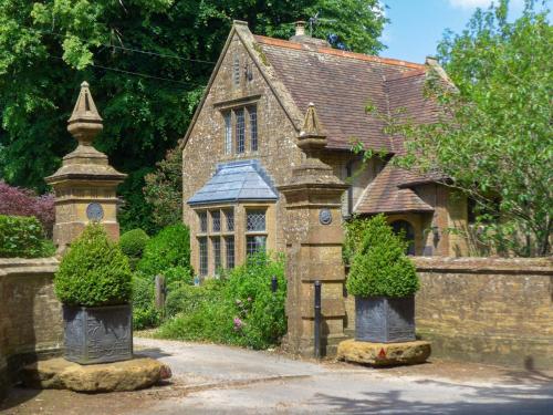 Manor Farm Lodge — 4-Star Luxury Hotel in Crewkerne, United Kingdom