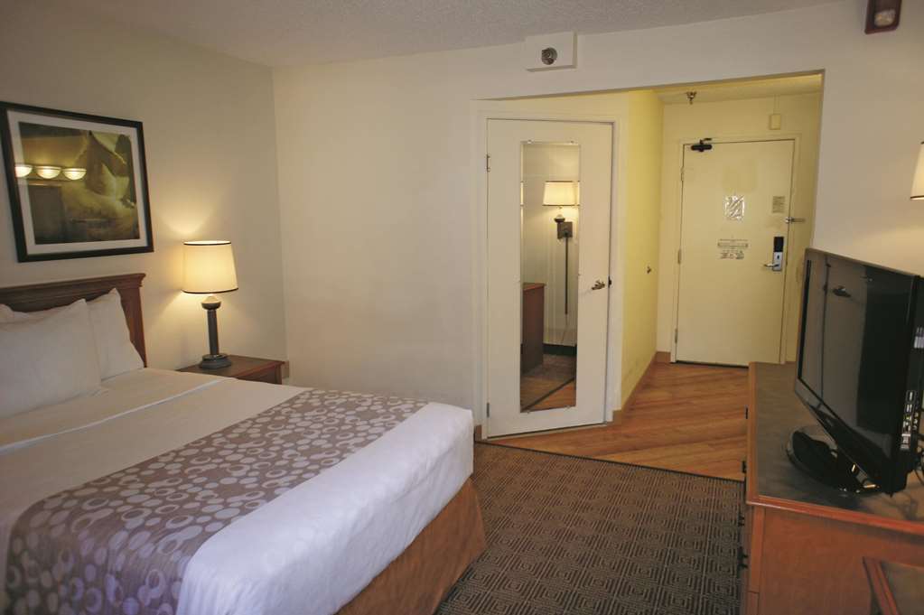 La Quinta Inn & Suites by Wyndham Tampa Brandon West - photo 13
