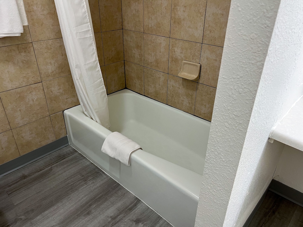 The Junction Hotel and Hostel - photo 39