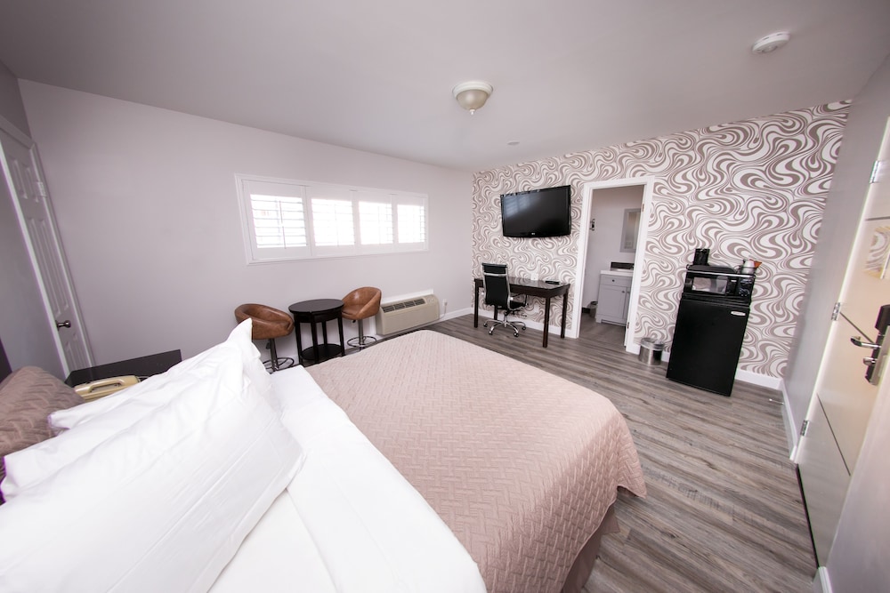 Metropolitan Inn & Suites - photo 11
