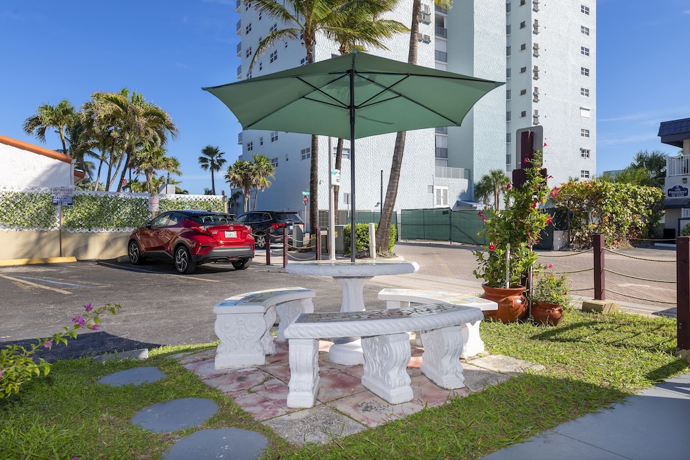 Tropic Isle Hotel and Apartment - photo 27