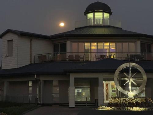 Lodge living in Luxury and style — 4-Star Luxury Hotel in Mossel Bay, South Africa