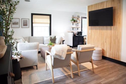 Modern Cottage with hot tub near lake wineries Geneva and SPIRE — 4-Star Luxury Hotel in Madison, United States