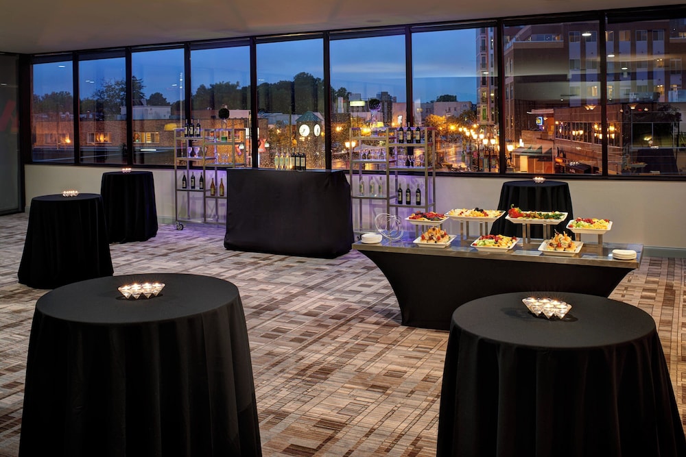 Marriott East Lansing at University Place - photo 35