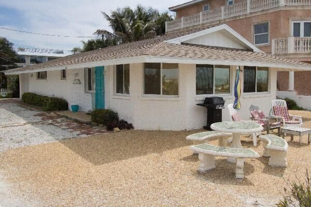 Jukes Beach House — 4-Star Luxury Hotel in Holmes Beach, United States