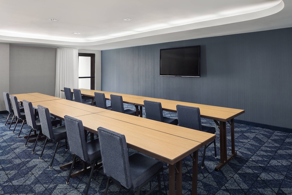 Courtyard by Marriott Portland Airport - photo 33