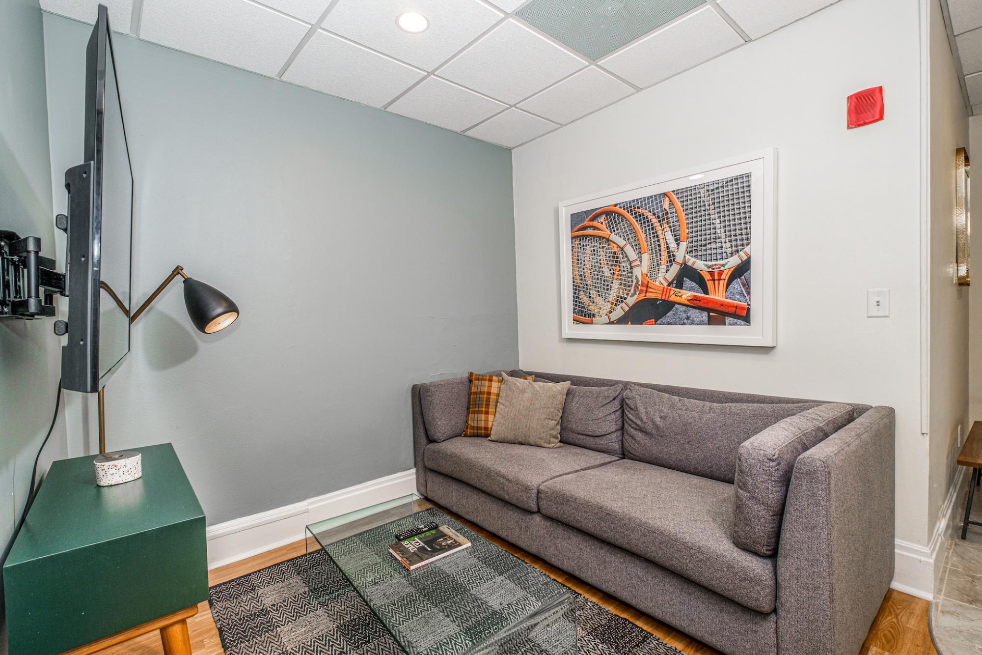 Modern 2br 100 Walkscore Theatre District Evonify