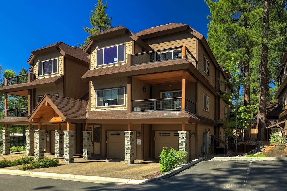 Tahoe Woods Villa Walk to Beach and Gondola Heavenly Ski — 4-Star Luxury Hotel in South Lake Tahoe, United States