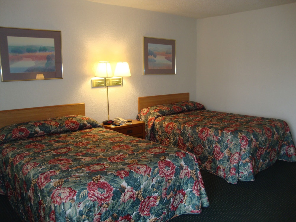 Topeka Plaza Inn - photo 9