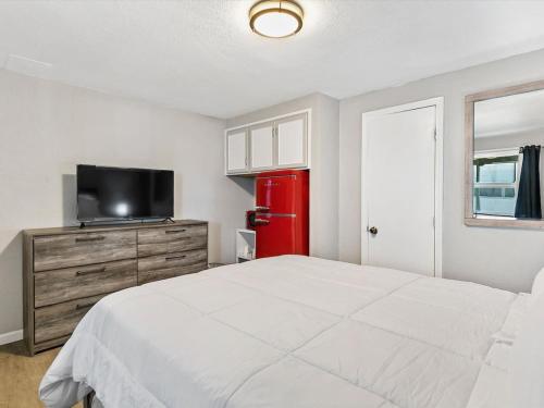 Charming Retro Property #3