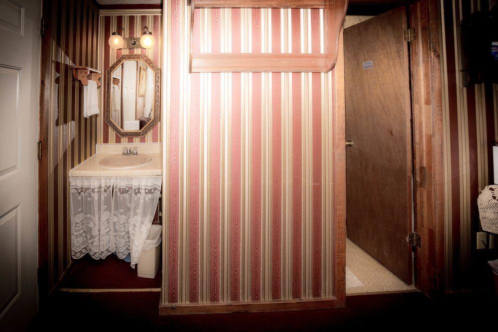 Main Street Inn Angels Among Us Wedding Chapel - photo 26
