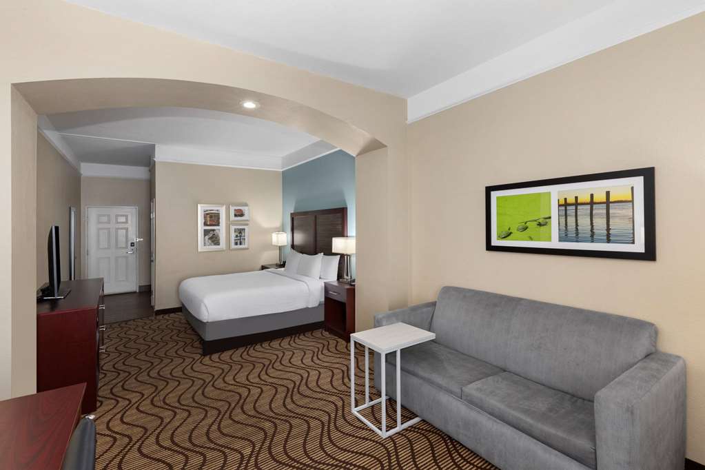 La Quinta Inn & Suites by Wyndham Houma - photo 11