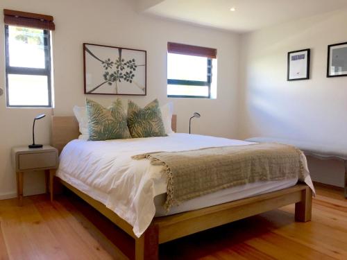 Mountain and Harbour Views Grand Vue Cottage