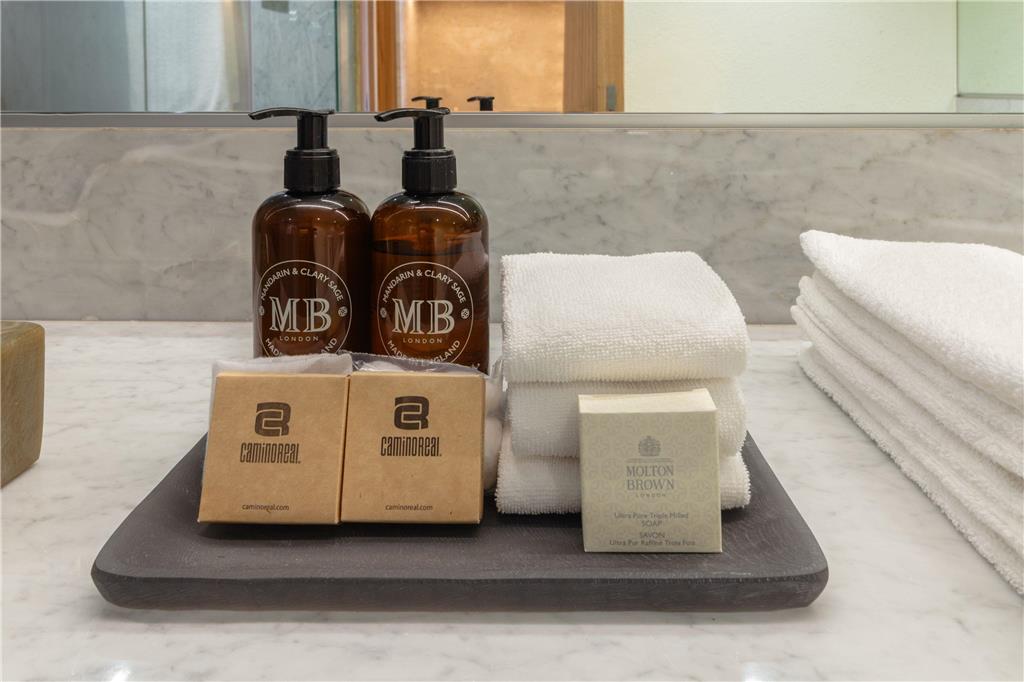 Camino Real Club Superior bathroom amenities