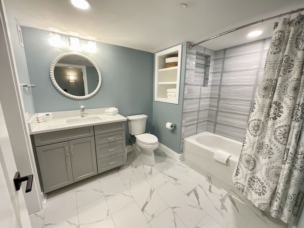 1003 Brighton Fully Remodeled And Access To Resort Amenities 2 Bedroom Condo - photo 13