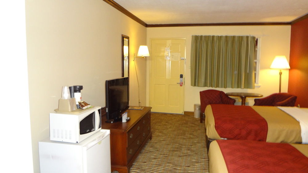 Econo Lodge Colonial - photo 13
