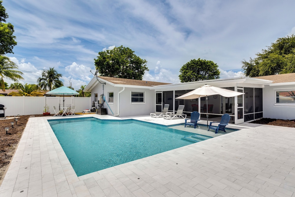 Pool and Screened In Patio Tropical Florida Abode — hotel in Palm Beach Gardens