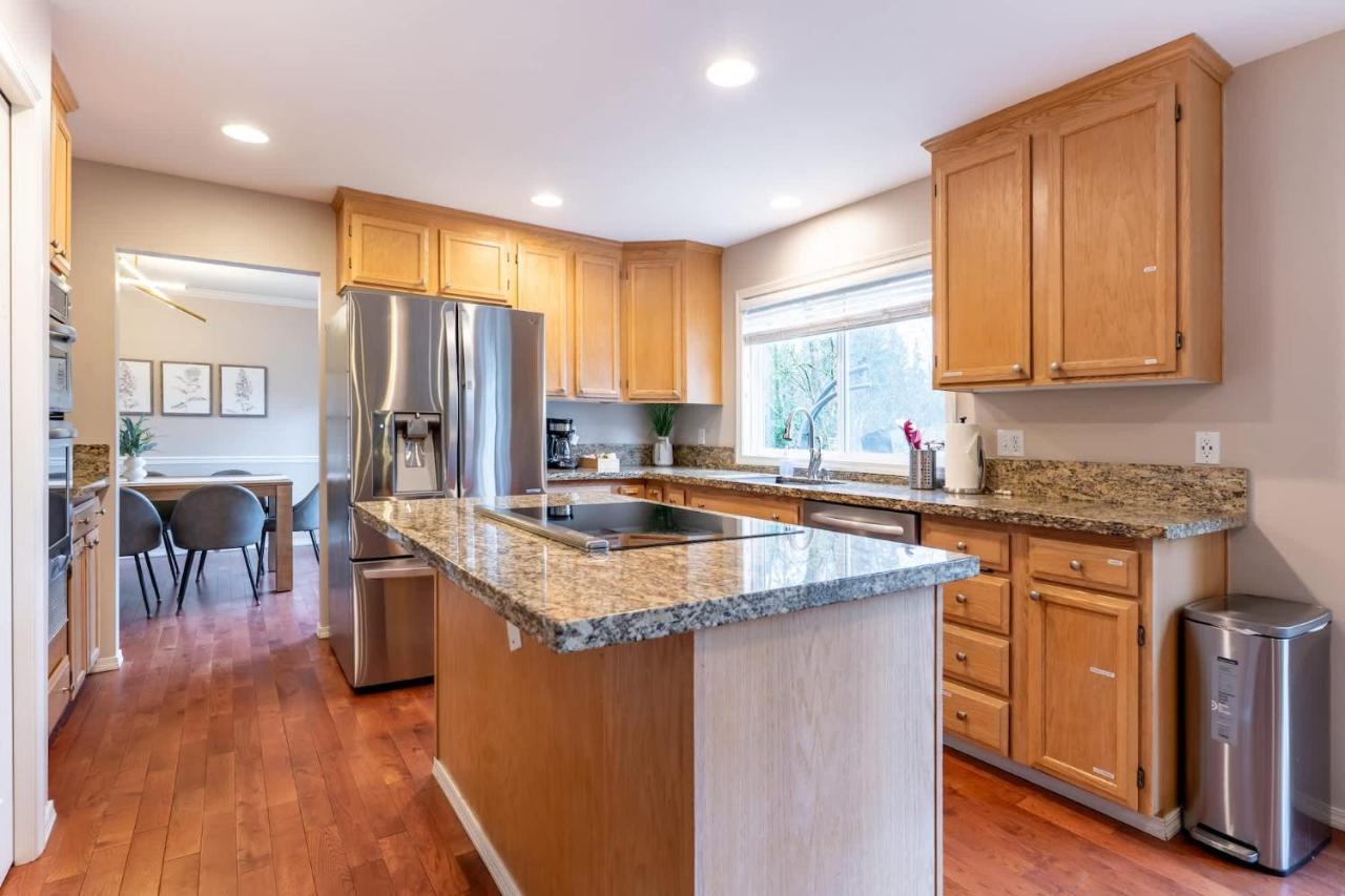 Spacious & Serene 6 Br Family Retreat in Kirkland — 4-Star Luxury Hotel in Kirkland, United States