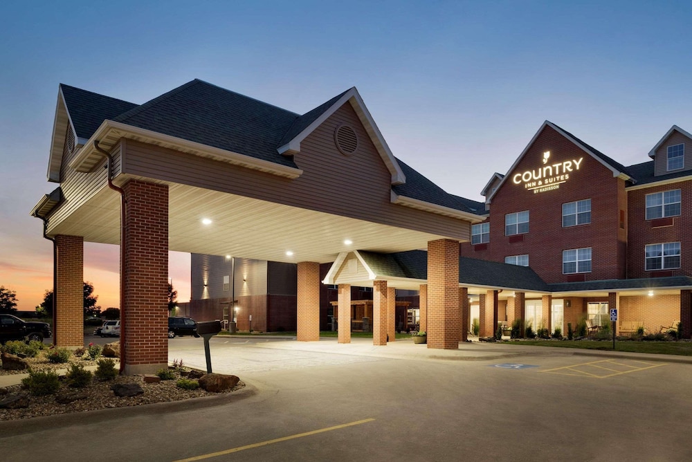 Country Inn & Suites by Radisson Coralville IA - featured photo