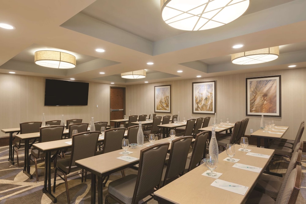 Embassy Suites Saratoga Springs - photo 33