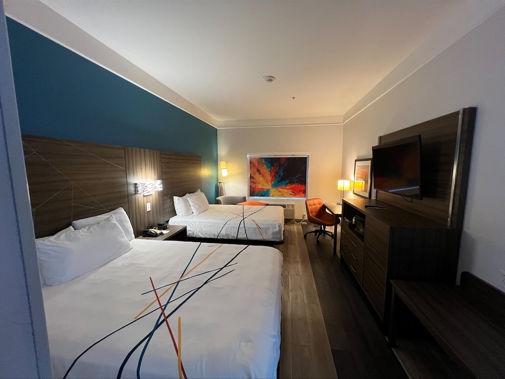 La Quinta Inn & Suites by Wyndham OKC North Quail Springs - photo 7