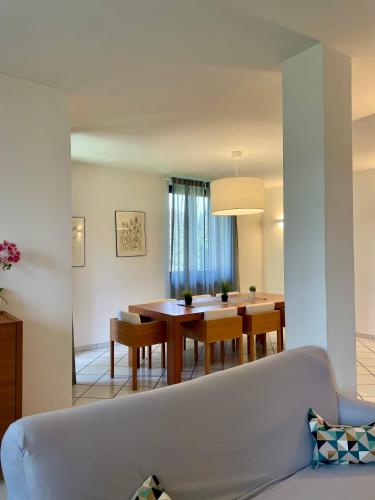 Bnbook Villa Biancospino — 4-Star Luxury Hotel in Travedona Monate, Italy