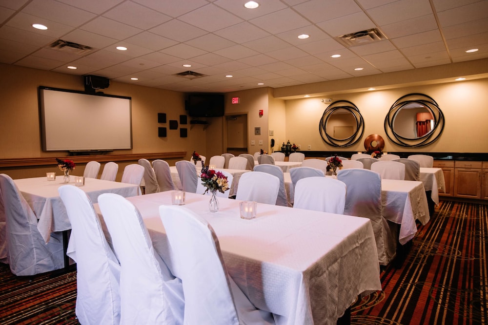 Hampton Inn & Suites Minot Airport - photo 28
