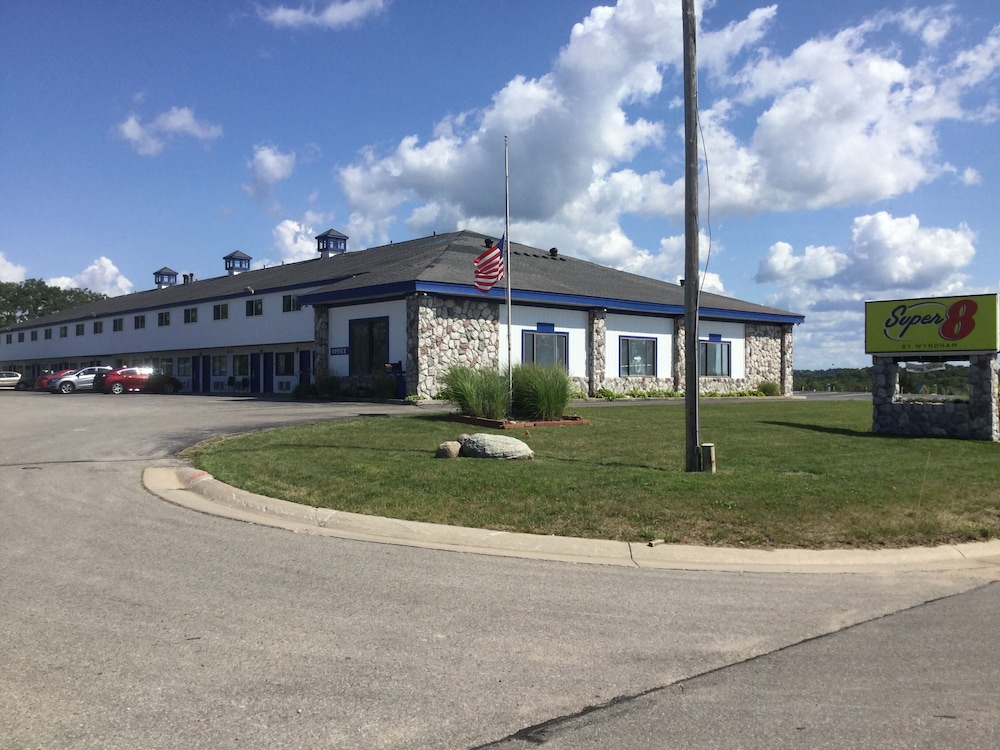 Super 8 by Wyndham Petoskey - photo 18