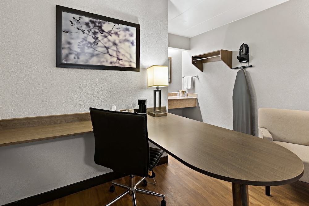 Red Roof Inn Cleveland Independence - photo 20