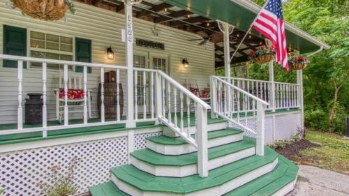 The Farmhouse by Avada Properties — 4-Star Luxury Hotel in Sevierville, United States