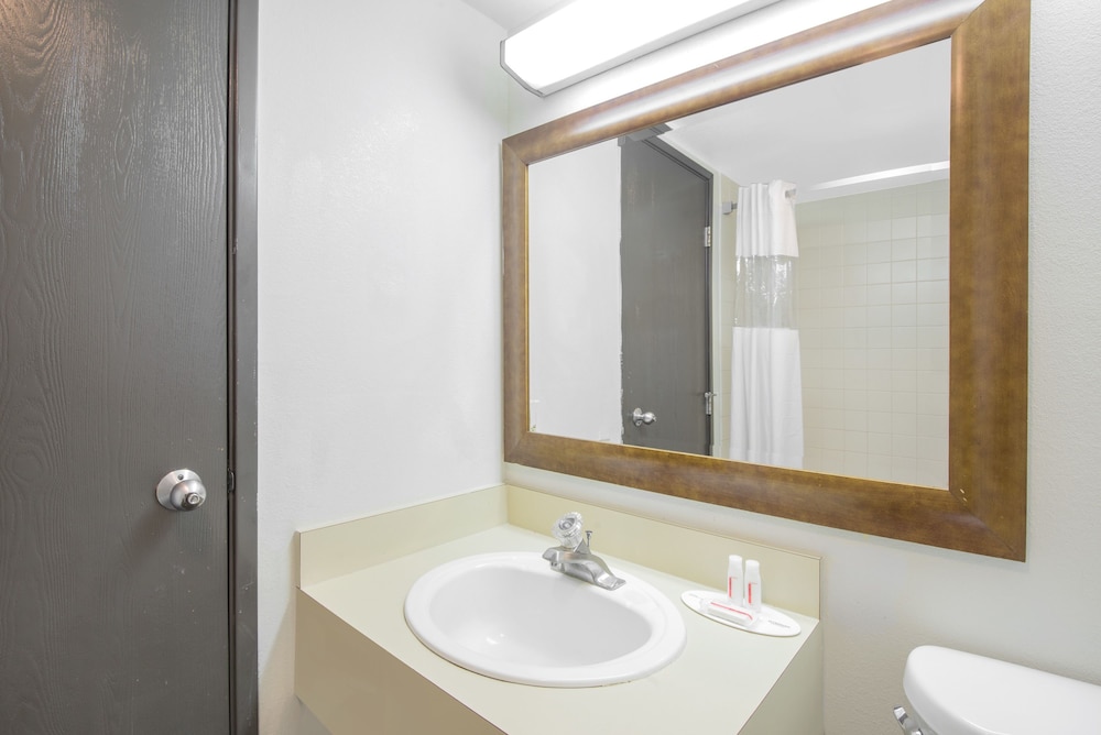 SkyLight Inn Cleveland Willoughby - photo 22
