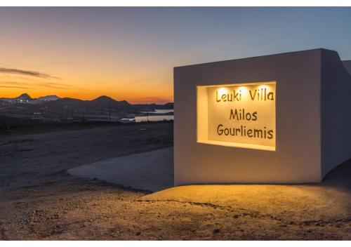 il porto di Milos — Adamas — photo 5