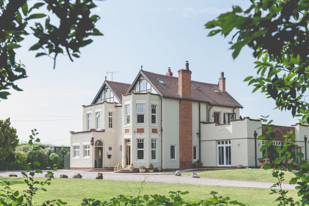 Mere Brook House — 5-Star Luxury Hotel in Birkenhead, United Kingdom