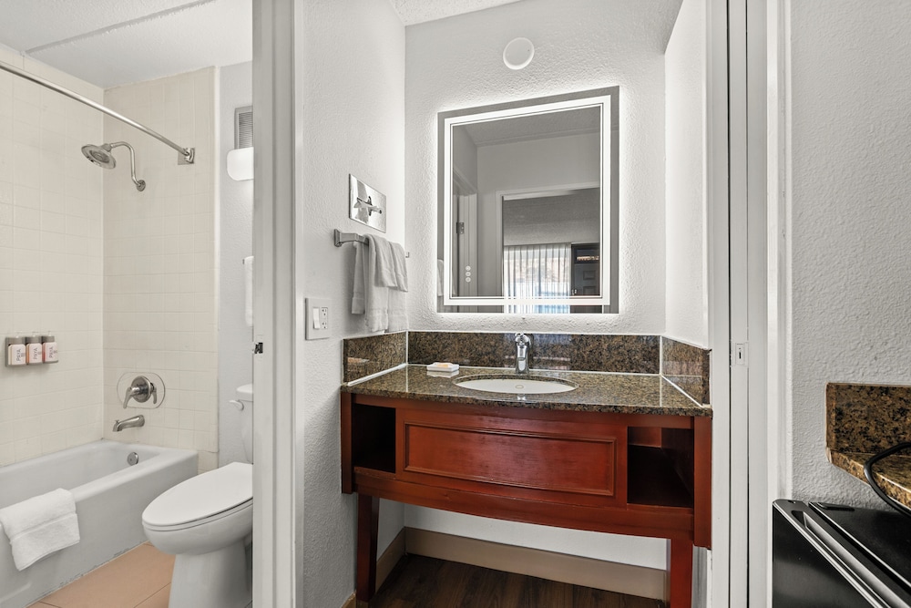 Vagabond Inn Executive Old Town - photo 39