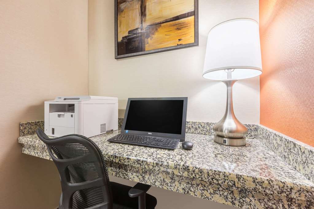 Days Inn by Wyndham Dilley - photo 15