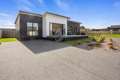 Modern Family Bach Waihi Beach Holiday Home — 4-Star Luxury Hotel in Waihi, New Zealand