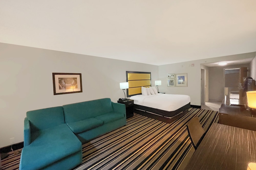 La Quinta Inn & Suites by Wyndham Jackson North - photo 25