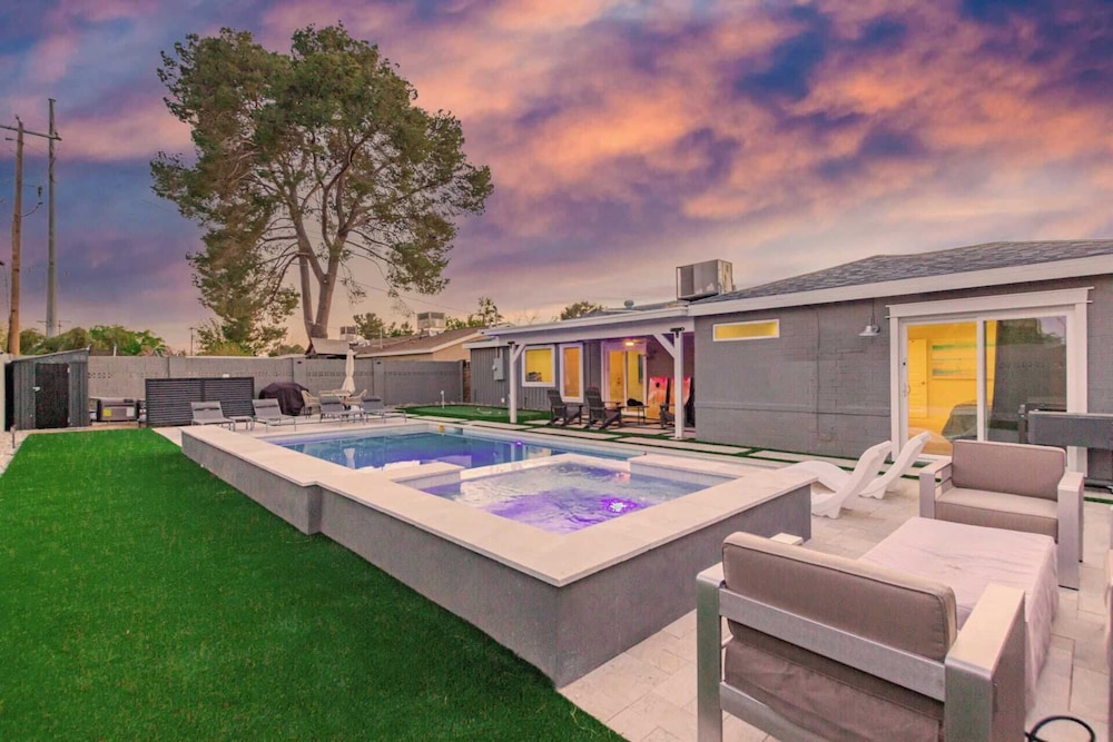 Sunsets on 11th by Avantstay Resort style Pool Hot Tub Game Room - featured photo