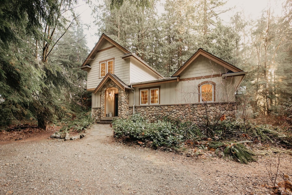 Snowline Cabin #34 Great English Tudor style Home With hot Tub Now With Wifi — 4-Star Luxury Hotel in Deming, United States