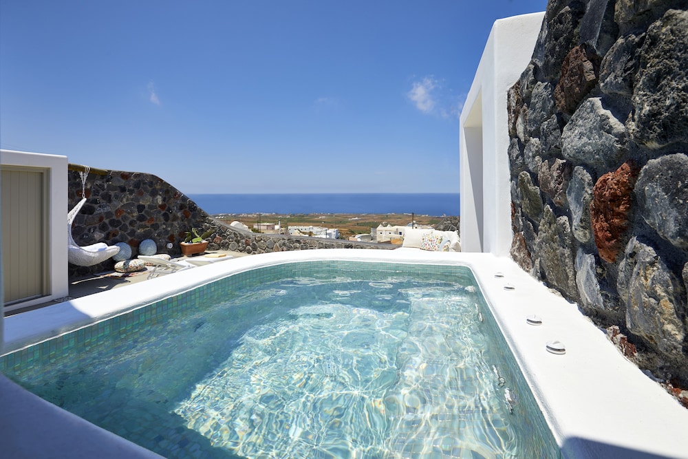 Mellow Luxury Cave in Oia, Greece