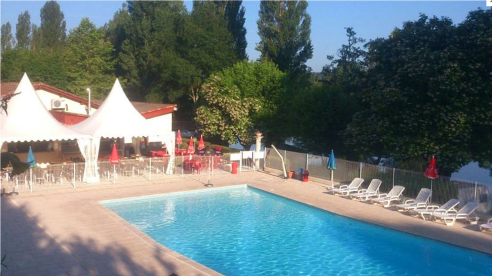 Camping les Bo Bains — 4-Star Luxury Hotel in Lalinde, France