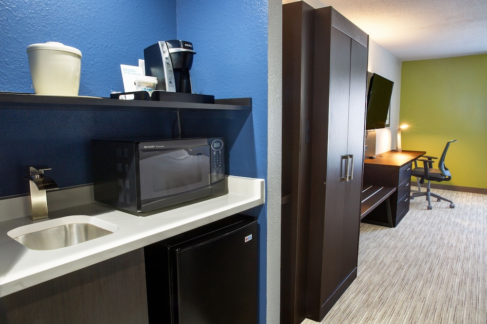 Holiday Inn Express & Suites Dayton Huber Heights by IHG - photo 9