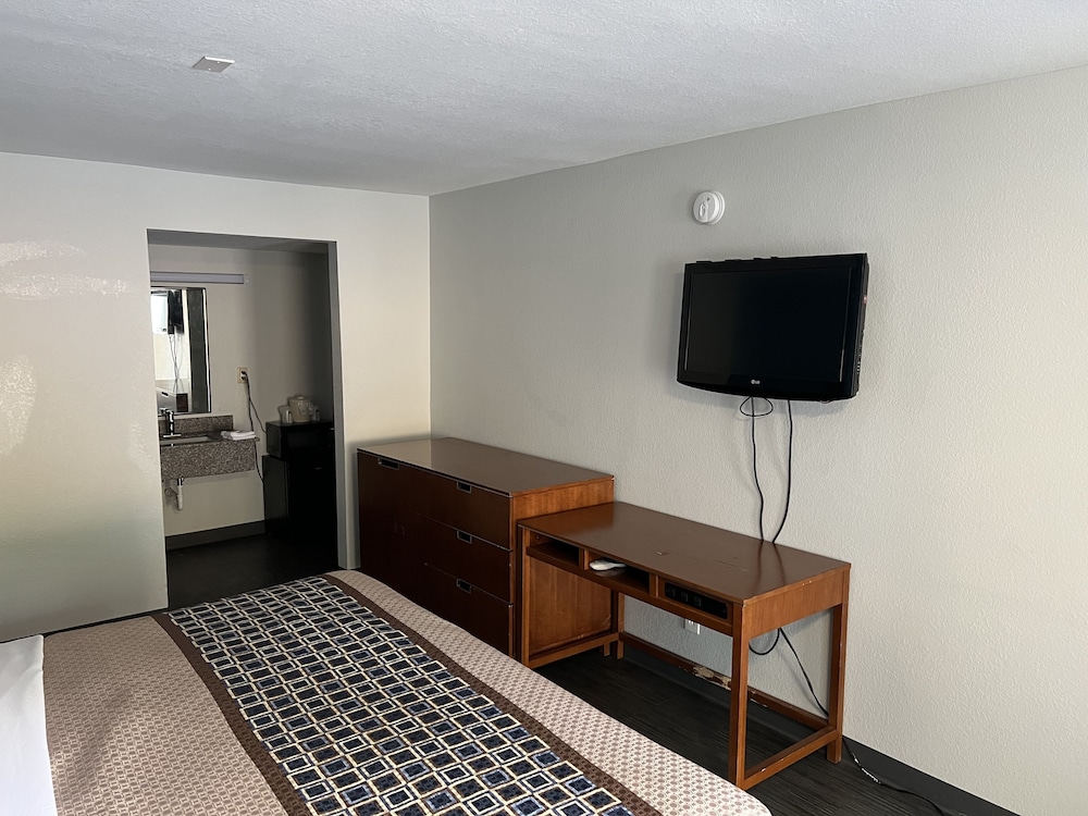 Econo Lodge Commerce - photo 8