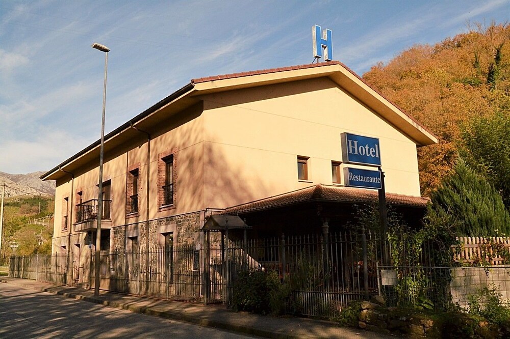 Hotel Restaurante Ribera Del Chicu - carbon neutral hotel in Parres