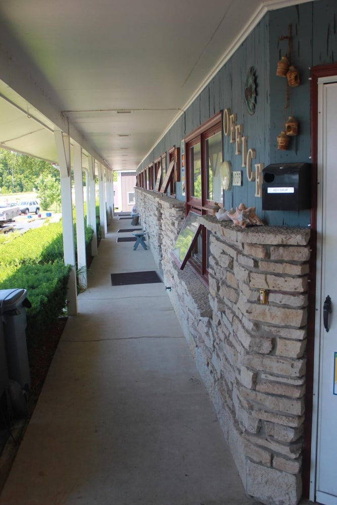 Wisconsin Aire Motel By OYO Random Lake - photo 25